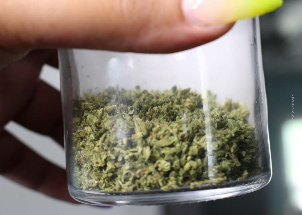 cannabis-wissen-shops-karte-glas-hand-bueten